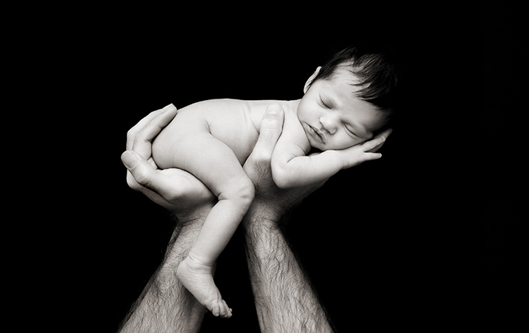 why book an artistic newborn photographer 